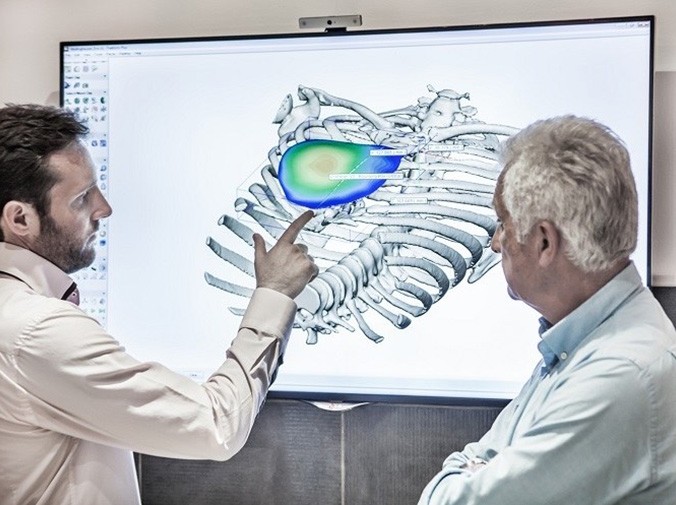Artec 3D扫描仪与Geomagic Freeform软件为患者定制胸部植入物