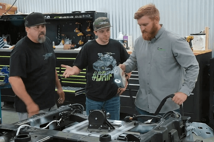 使用Artec Eva完成定制汽车底盘的高精度3D扫描